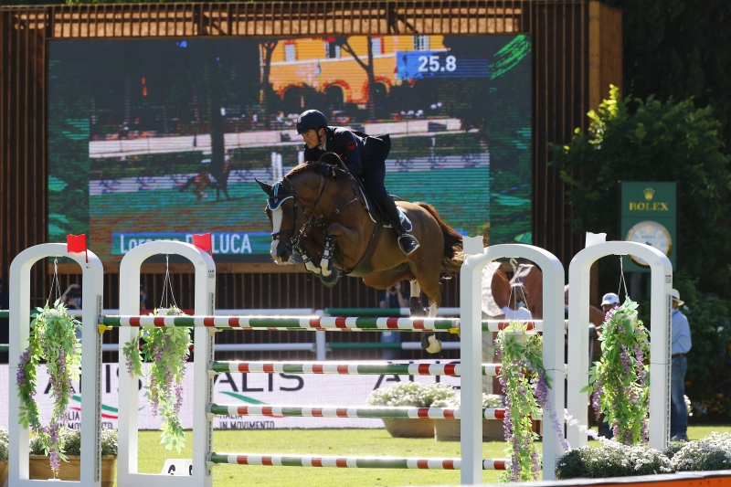 WORLD’S NUMBER 1 ARRIVES IN FRANCE !