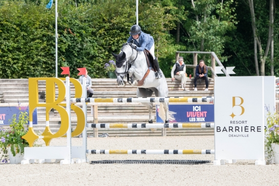 UNE PAUSE POUR HELIOS D HELBY