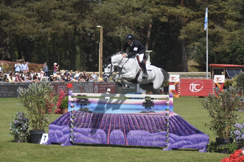 Hello Mango, Ambassadrice d'Untouchable à haut niveau